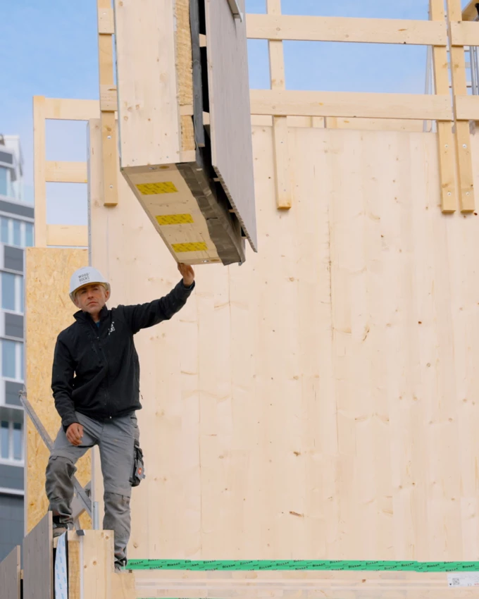 Hoch hinaus: Durch Vorfertigung und Systematisierung wächst das Holzgebäude in Radolfzell deutlich schneller in die Höhe als vergleichbare Massivbauten. Bildquelle: Julien.Film Hoch hinaus: Durch Vorfertigung und Systematisierung wächst das Holzgebäude in Radolfzell deutlich schneller in die Höhe als vergleichbare Massivbauten. Bildquelle: Julien.Film